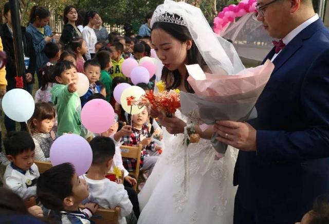 老师结婚同学送什么东西好，老师结婚学生该送什么，毕业后第一次去看望女班主任老师我们应该送什么礼物？
