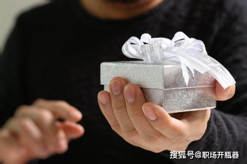 500左右的领导礼品，500左右的领导礼品送什么好，过年了，送给帮助过自己的一位男上司什么新年礼物，既不俗套，又有意义，价钱大概五百左右？