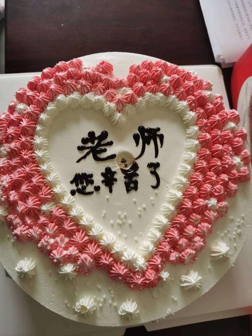 学生过生日老师送什么好，学生过生日老师送什么好呢，毕业班送上蛋糕的寓意？
