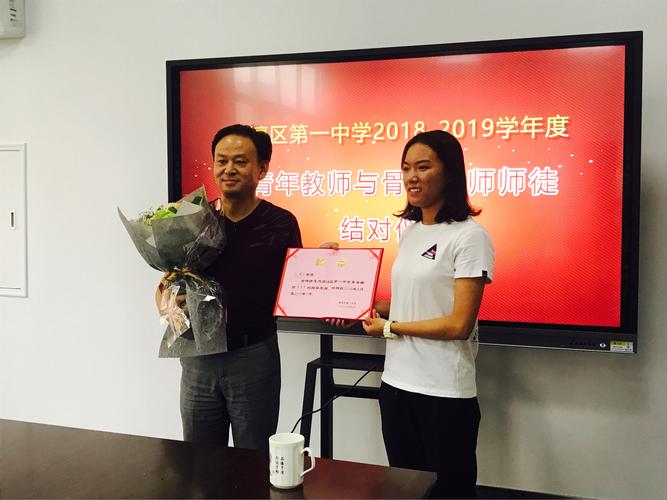 一般送什么东西给老师，一般送什么东西给老师比较好，毕业后第一次去看望女班主任老师我们应该送什么礼物？