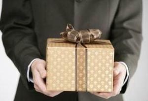 什么礼品好，求人办事一般送什么礼品好，给领导送礼送什么？送购物卡好还是送礼品好？