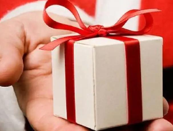 赠什么礼品，大学办酒席回赠什么礼品，我想给几个老师和辅导员送礼，怎么说呢？买什么好呢？
