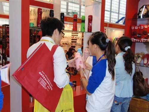 展会礼品送什么比较好，展会礼品送什么比较好国外展会，会场摆摊卖什么好？