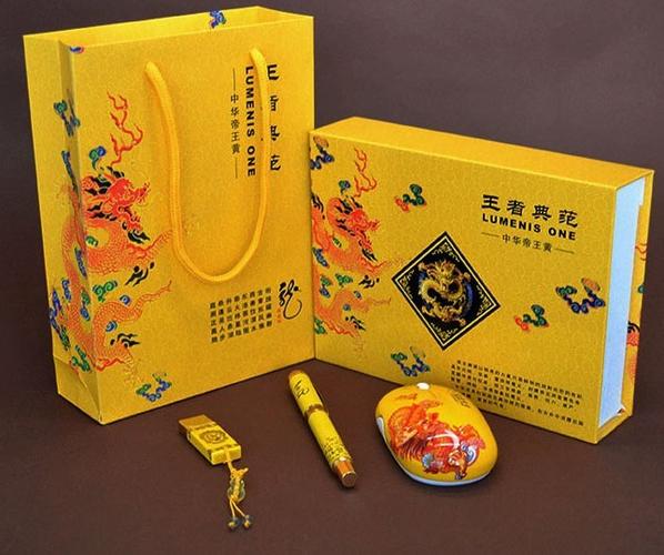 精美礼品是什么，精美礼品是什么意思，“皇帝桌上放紫、黄。白三根6英寸长的精美丝线”作为奖品,紫黄白有何寓意？