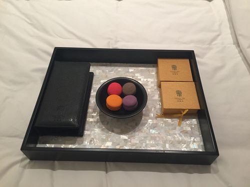 酒店赠的定制礼品，，酒店赠送什么样的夜床小礼品？