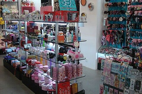 开家加盟礼品店怎样，，我想开一家饰品店自己进货好还是加盟店好？