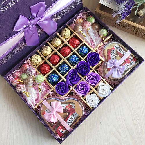 节日及礼品，节日礼品店，一年之中有哪些节日要送礼物给女朋友？分别送什么？希望品种多一些，谢谢？