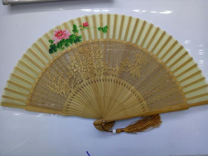 送礼品不送什么，送礼品不送什么好，送别人扇子是不是有不好的含义？