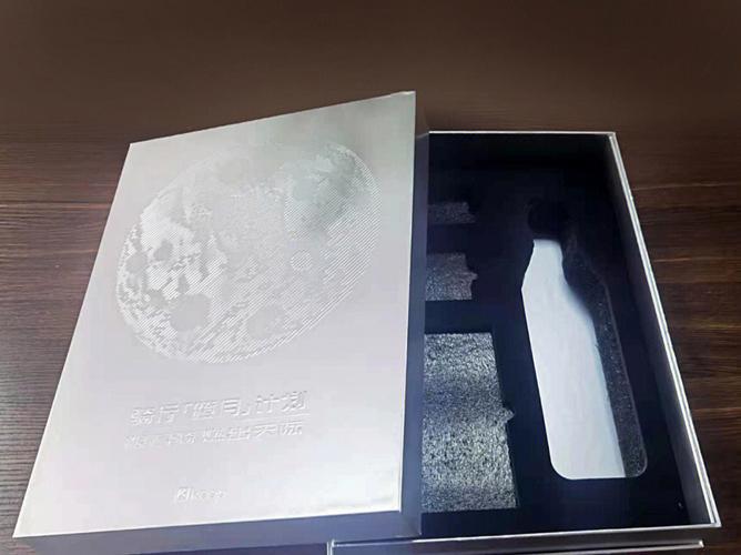 国外最新礼品，国外最新礼品盒设计，美国赠送给各国的月球岩石重量？