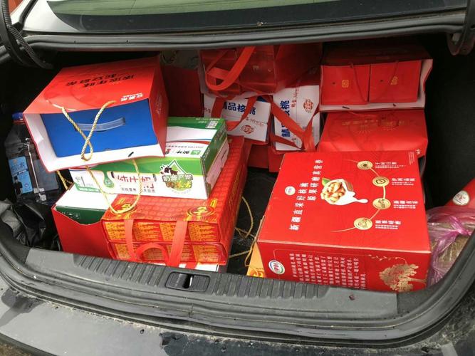 车里装满礼品，车里装满礼品去外婆家，家人提新车送什么礼物比较好？