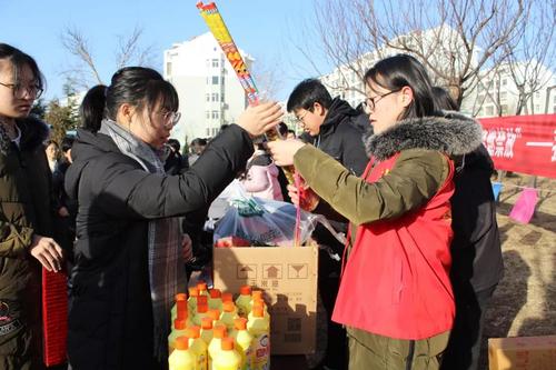 发放礼品场面，发放礼品场面图片，礼物下播是什么意思？