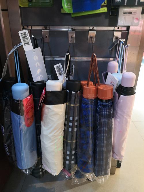 雨伞礼品的摆放,雨伞礼品摆放布置图片大全,超市雨伞怎么摆好看?