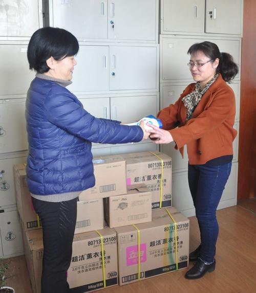 三八节礼品怎么入账，三八节礼品入账科目，三八节慰问品发放标准？