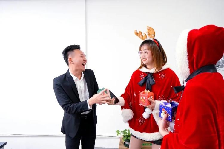 冬天送领导礼品，冬天送领导礼品送什么好，下雪了祝福老板关心的话？