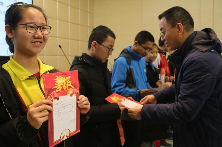 校园礼品的作用,,学生代表学校参加比赛得到的奖金要上交学校吗?