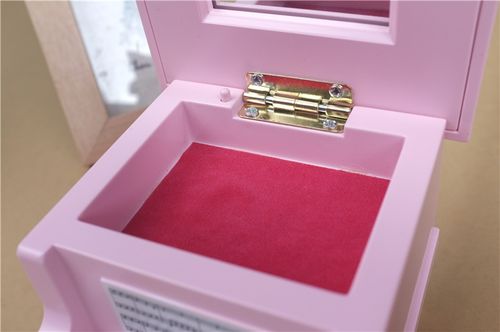 卖钢琴送礼品,,男生送女生钢琴什么意思?