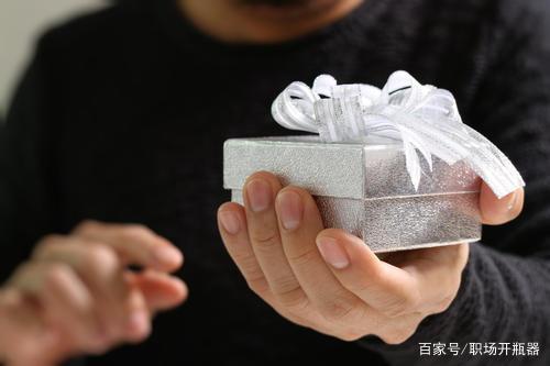 老板送员工礼品,老板送员工礼品员工怎么回答老板,职场男上司送女下属礼物正常吗?