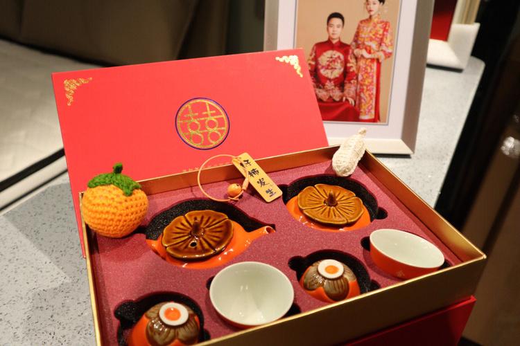 定婚礼品照片,定婚礼品照片图片,订婚都拿什么礼品?