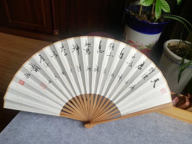 赠送政府人员礼品,赠送政府人员礼品怎么写,送折扇有什么含义?