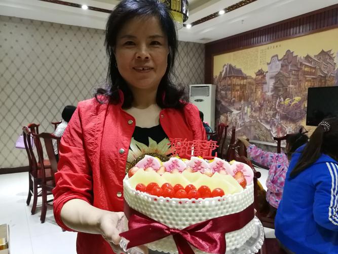 姑姑生日送什么礼物,姑姑生日送什么礼物比较好,侄子给姑姑过生日姑姑送什么礼物?