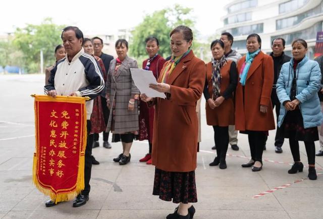 送记者什么礼物，送记者什么礼物比较好，我想给记者送锦旗怎么写？
