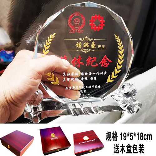 同事过生日送什么礼物比较好,,想给公司的一些有突出贡献老员工们发点什么奖品,什么合适呢?