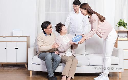 买什么礼物给女性长辈,买什么礼物给女性长辈好,女友家是她奶奶当家,第一次去见老人应该带什么礼物?注意什么礼节?