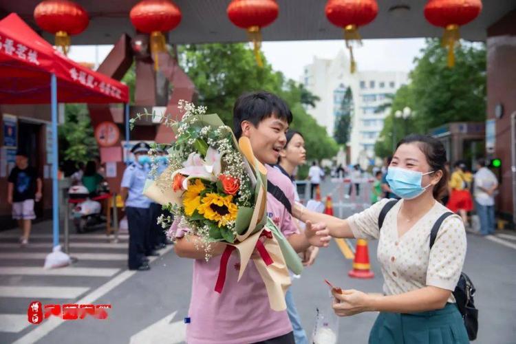 高考完后送什么礼物，高考完后送什么礼物比较好，高考结束除了送花还送什么？