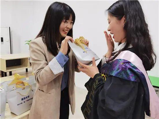 给导员送什么礼物好,给导员送什么礼物好呢,给导员送礼送什么合适?