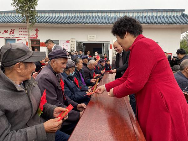 政府宣传礼品发放规定,,退休人员重阳节慰问金发放规定?
