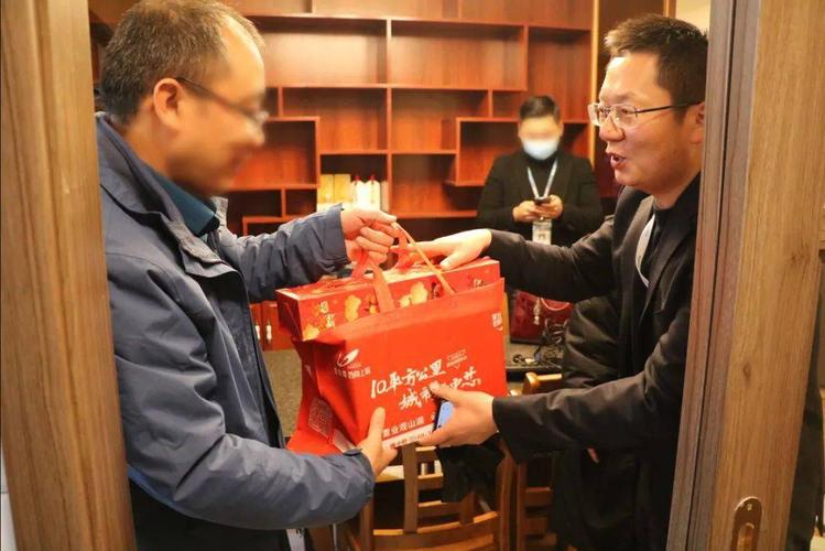 去拜访同学带礼品,去拜访同学带礼品怎么说,到别人公司拜访需要带礼物吗?