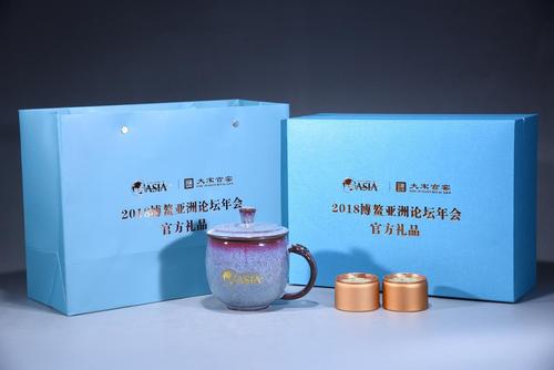 2013年会礼品，2020年会礼品，2013年什么会成为国际性论坛？