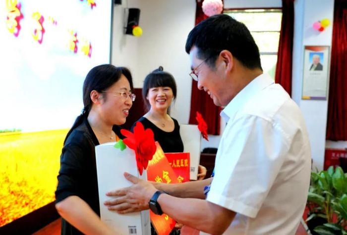 送给女院长的礼品,,找校长办事在学校送礼合适吗?
