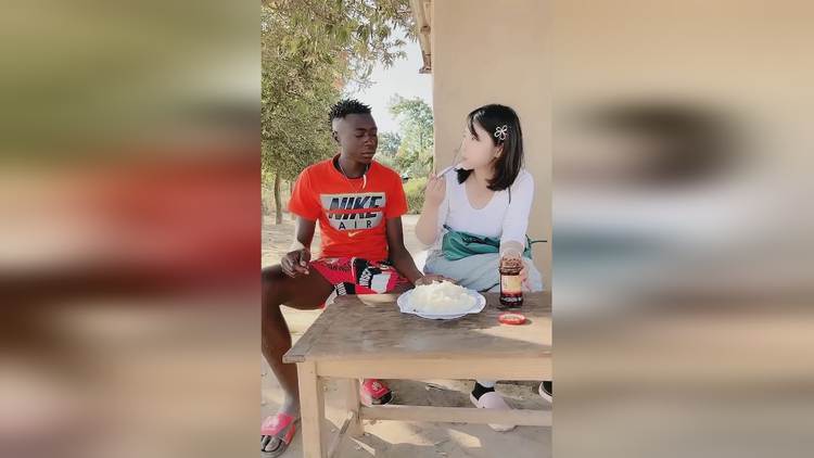 女黑人喜欢什么礼物,女黑人喜欢什么礼物呢,非洲女人哺乳期都吃啥?