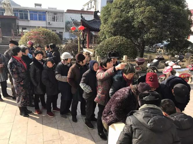 老年人排队领礼品,老年人排队领礼品图片,老年人排队领礼品