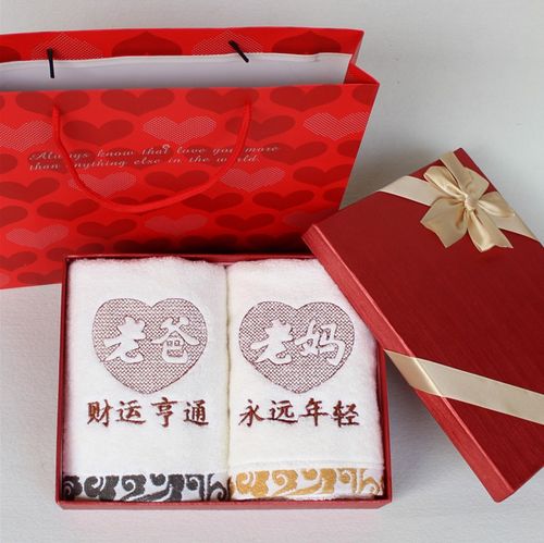 送给父母的生日小礼品,送给父母的生日小礼品有哪些,妈妈马上就要60岁生日了,想送个金手镯给妈妈,有谁能给点意见,哪个品牌的好?谢谢?