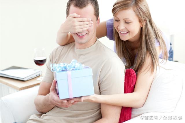 约会时什么时候送礼物,约会时什么时候送礼物合适,第一次约会送礼物,是刚见面了就送还是结束的时候再拿出来送?