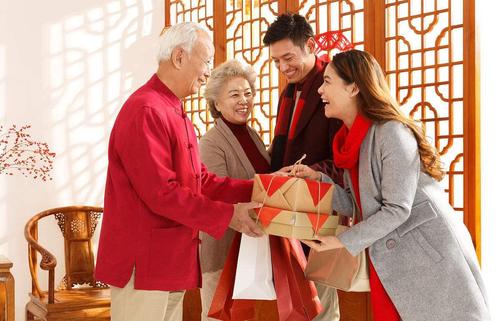 过年送年轻人礼品,过年送年轻人礼品合适吗,临近过年,都准备带些啥子礼物回家?