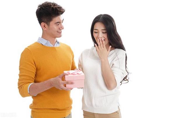 已婚男士喜欢什么礼物,已婚男士喜欢什么礼物呢,已婚男人喜欢一个女人的8个表现?
