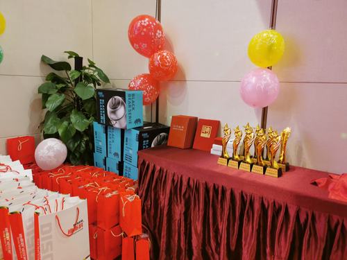 年会赠送嘉宾的礼品推荐,年会赠送嘉宾的礼品推荐怎么写,参加朋友的公司感恩年会送什么好?