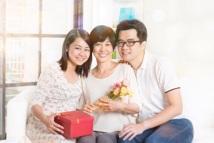 给女友母亲买什么礼物,给女友母亲买什么礼物好,客观来讲,第一次去女朋友家需要给她家庭成员分别准备礼物吗?