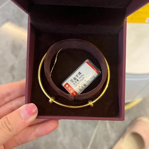 给妈妈买什么礼物最好,给妈妈买什么礼物最好?,妈妈马上就要60岁生日了,想送个金手镯给妈妈,有谁能给点意见,哪个品牌的好?谢谢?