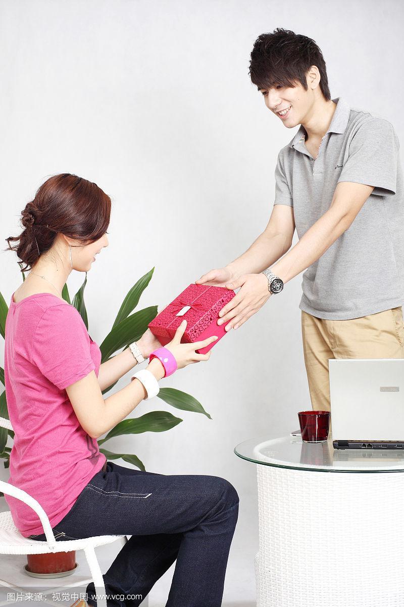 男人送礼物说明什么,男人送礼物说明什么意思,男人送女人东西的含义?