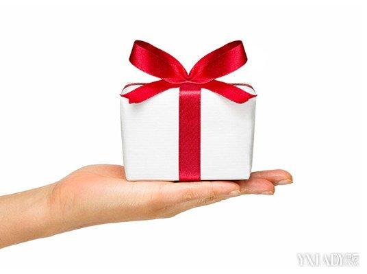 一百块以下的礼品推荐，，想给一位领导送礼，一千元以内，送什么好呢，最好三样？