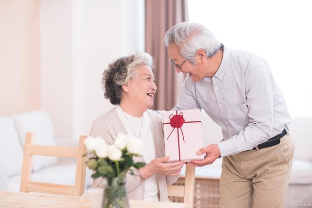 见男友妈妈送什么礼物,见男友妈妈送什么礼物好,第一次去见女方家长送妈妈什么礼物?